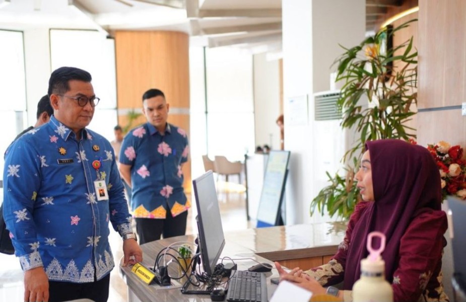 Tingkatkan Pelayanan Masyarakat, Sekda Riau Lakukan Sidak ke Sejumlah OPD