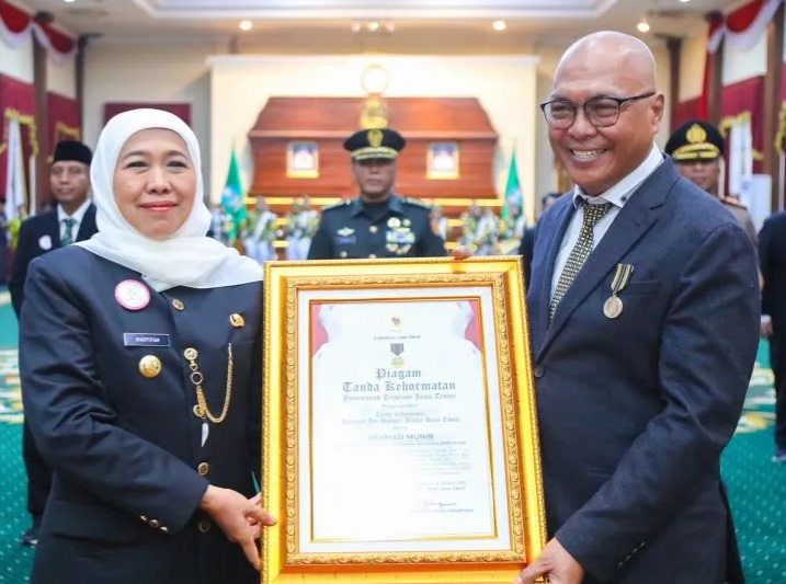 Ketum PWI Pusat Terima Lencana Kehormatan Jer Basuki Mawa Beya Emas