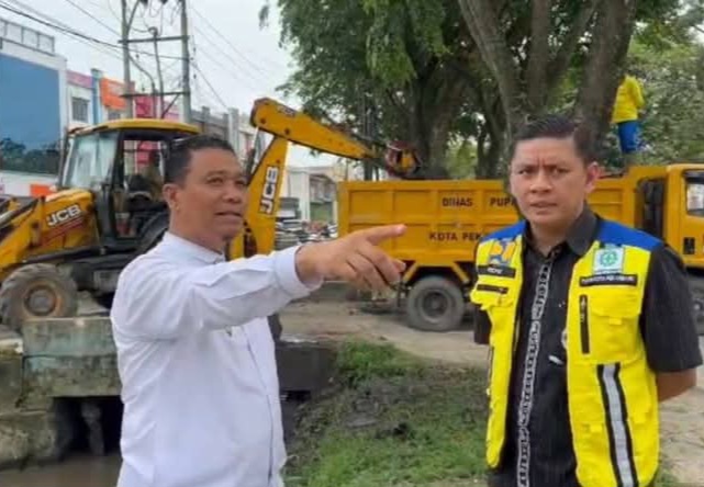 Wawako Pekanbaru Pantau Pengerukan Parit di Jalan Arifin Ahmad