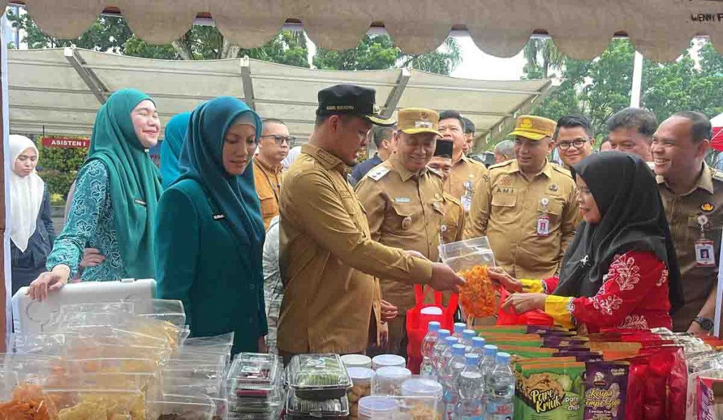 Wali Kota Agung Ajak Kepala OPD Borong Produk UMKM di Harkopta Pekanbaru