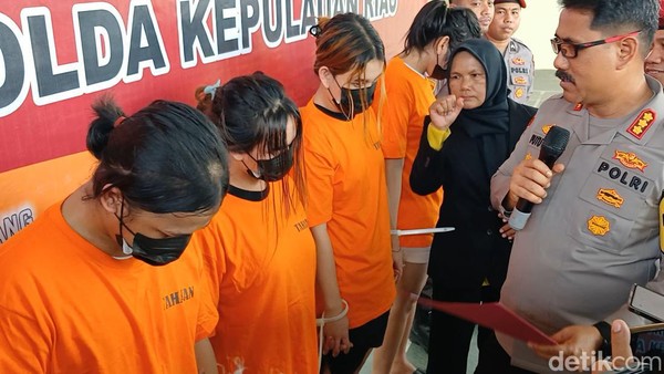 Polisi Tangkap  4 Waria di Batam,  Promosikan Judi Online