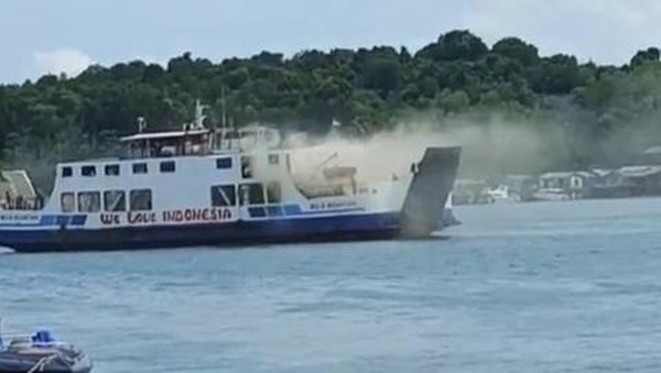 Kapal Roro Terbakar Saat Bersandar di Telaga Punggur Batam