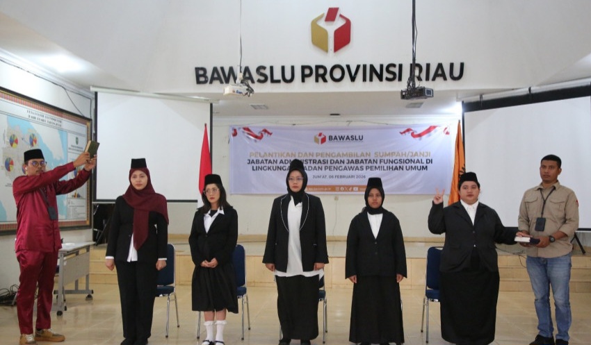 Sekjen Bawaslu Lantik Pejabat Administrasi Bawaslu se-Provinsi Riau