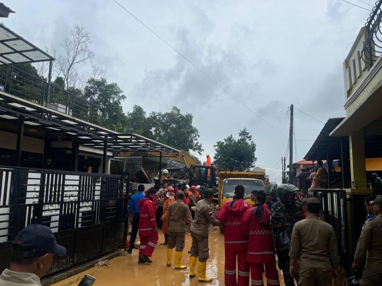 Pasutri Korban Longsor di Batam Berhasil Ditemukan, Jasad Dievakuasi Secara Manual