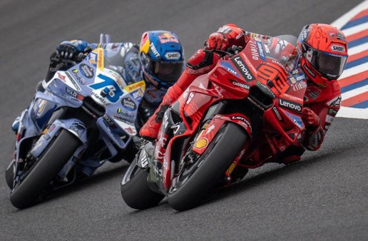 MotoGP Inggris Baru Dua Lap, Marquez Bersaudara Crash
