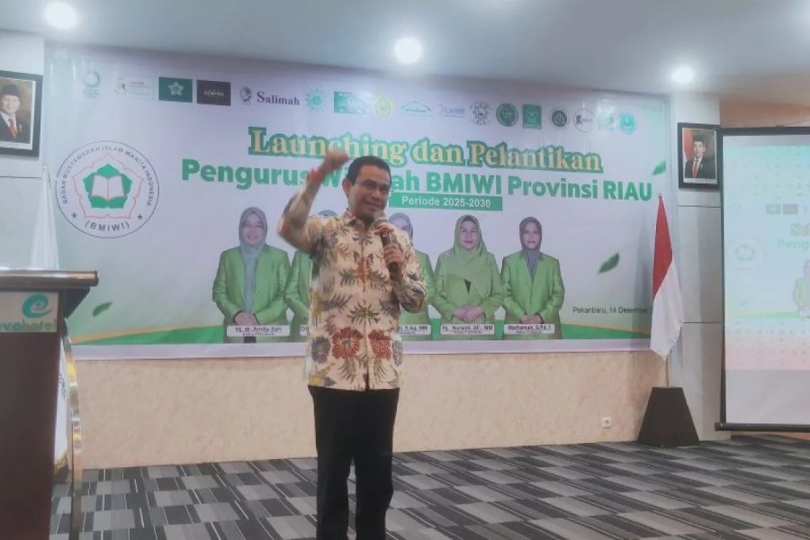 Hadiri Pengukuhan BMIWI Riau, Anggota Komisi VII DPR RI Hendry Munief Siap Jalin Kolaborasi.