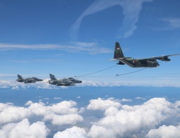 Pilot Tempur Hawk Asah Kemampuan Pengisian Bahan Bakar dari Udara