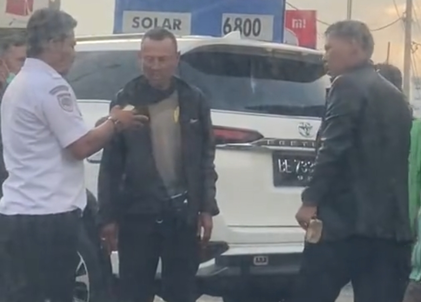 Polisi Tangkap Sopir Pajero yang Viral Tikam Kondektur Bus Damri di Bandar Lampung