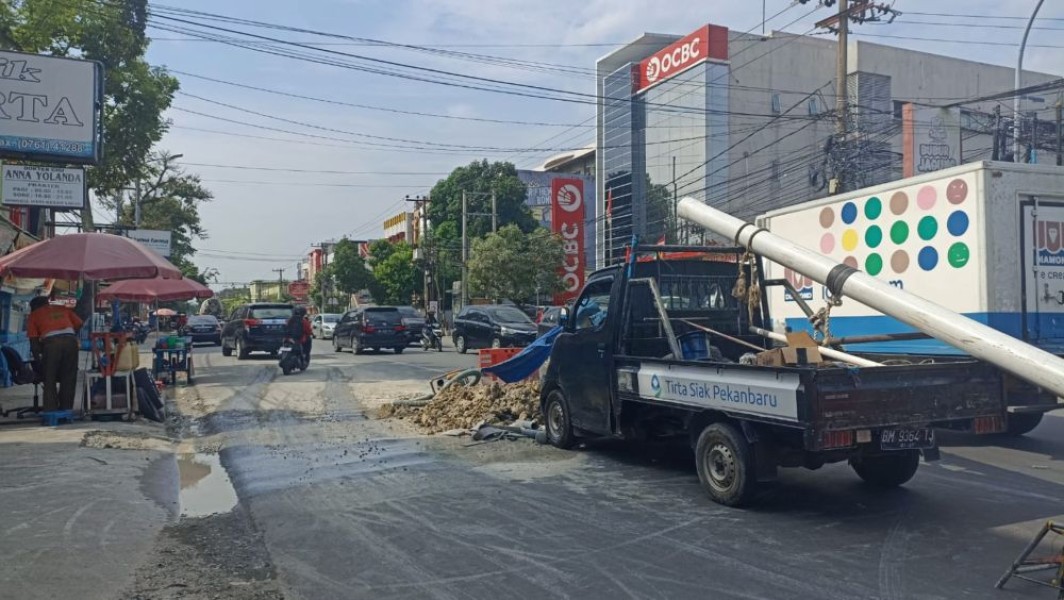 Jalan Pekanbaru yang Baru Diperbaiki Dibongkar PDAM Tirta Siak