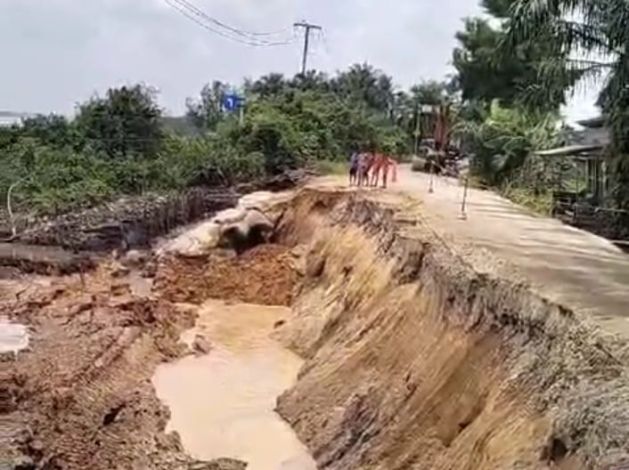Longsor Jalan Lintas Rengat - Tembilahan, PUPR - PKPP Riau Turunkan Tim