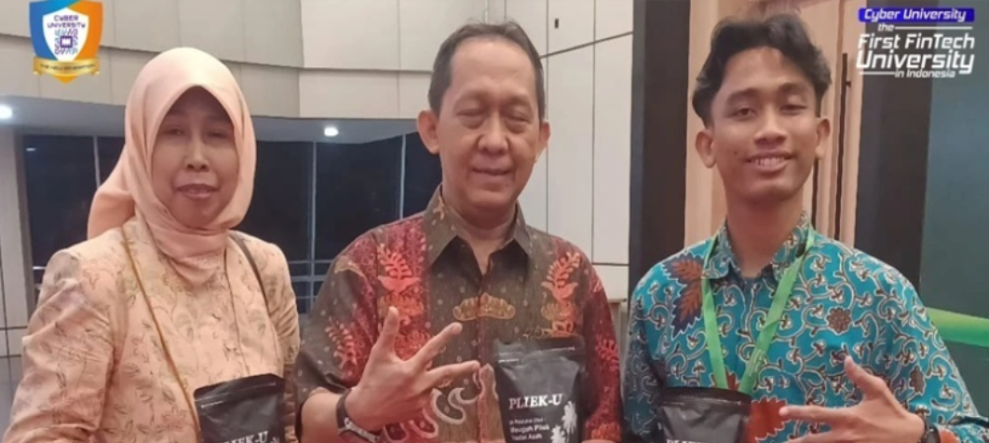 Mahasiswa Cyber University Gebrak UMKM Aceh Youth Summit dengan Produk Olahan Kelapa