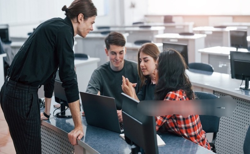 Belajar di Prodi Informatika Bukan Sekadar Kode, tapi Cara Berpikir Hadapi Masalah