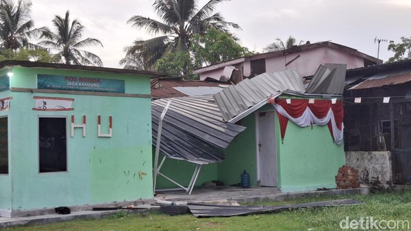 Atap Rumah Rusak Terdampak Angin Kencang di Pekanbaru