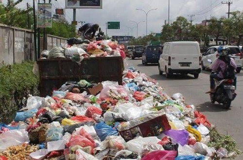 DLHK Pekanbaru Tertibkan Buang Sampah di Luar Jadwal, Warga Keluhkan Minim Solusi