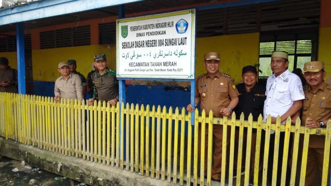 Tinjau Bangunan SDN 004 Desa Sungai Laut, Bupati Inhil: Pemkab Komitmen Lakukan Perbaikan