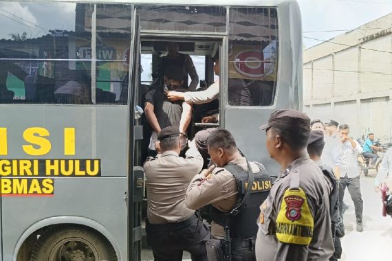 Polisi Gerebek Kampung Teleng Inhu, 3 Orang Diamankan, Salah Satunya DPO