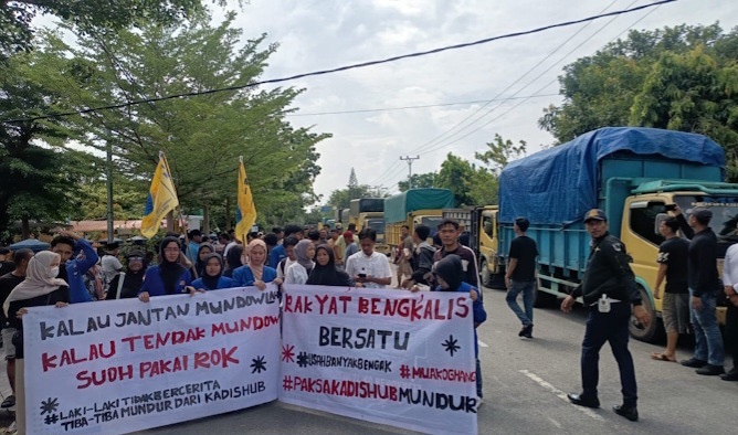 Desak Kadishub Mundur,  Sopir Truk dan Mahasiswa Geruduk Kantor Dishub Bengkalis