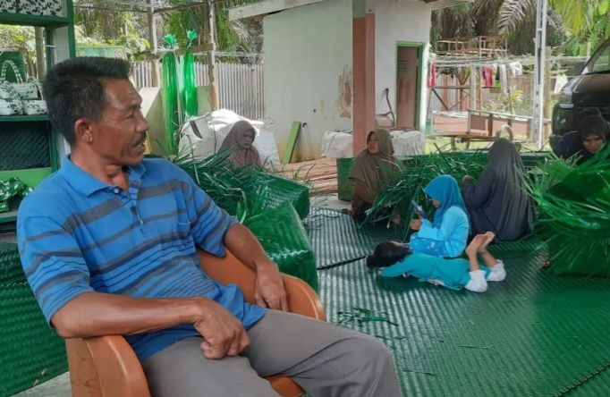 Limbah Tali Plastik Pengikat kertas PT IKPP Jadi Anyaman Cantik di Tangan M Nur