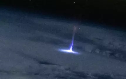 Astronaut Potret Fenomena Ubur-ubur Merah Pancarkan Petir di Langit AS