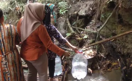 Sumber Air Muncul dari Akar Pohon Beringin di Tangerang