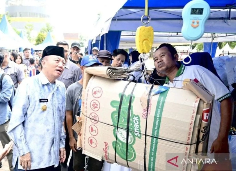 Pemprov Kalsel Tangani Persoalan Sampah Dengan Sistem Tukar Sembako Bagi Warga