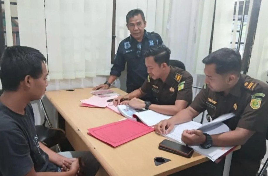 Tersangka perdagangan 31 kg sisik trenggiling diserahkan ke Kejari Tembilahan