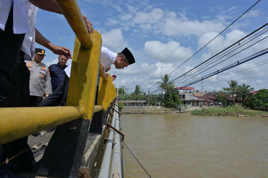 Gubri Abdul Wahid Tinjau Jembatan Miring Sungai Rokan Ujung Batu, Perbaikan Dimulai Setelah Lebaran
