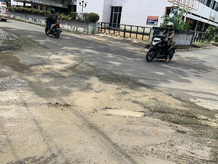 Warga Pekanbaru Keluhkan Galian Box Chamber, Jalan Jadi Licin dan Berbahaya