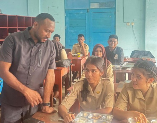 Legislator Gerindra Tinjau Program MBG di SMPN 1 Kabupaten Sorong