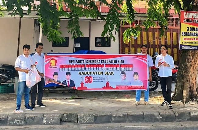 DPC Gerindra Siak Tebar Semangat Nasionalisme Lewat Pembagian Bendera Merah Putih