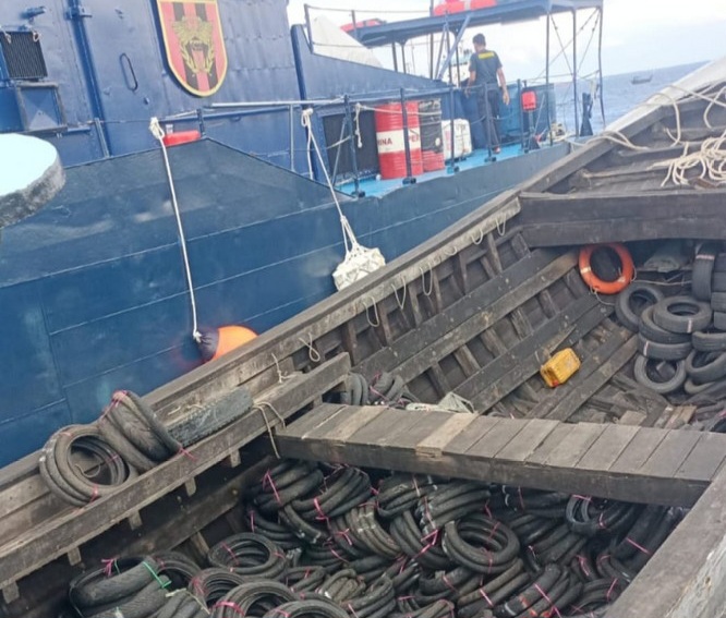 Aparat Bea Cukai Dumai Amankan Kapal Penyelundup Ribuan Ban Bekas
