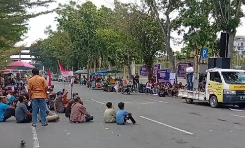 Unjuk Rasa di Kantor Gubernur Riau, Warga Tolak Relokasi Tanpa Solusi