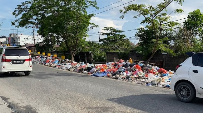 Sampah Tak Terangkut, DLHK Pekanbaru Ambil Alih Tugas PT Ella dan Siapkan Pemutusan Kontrak