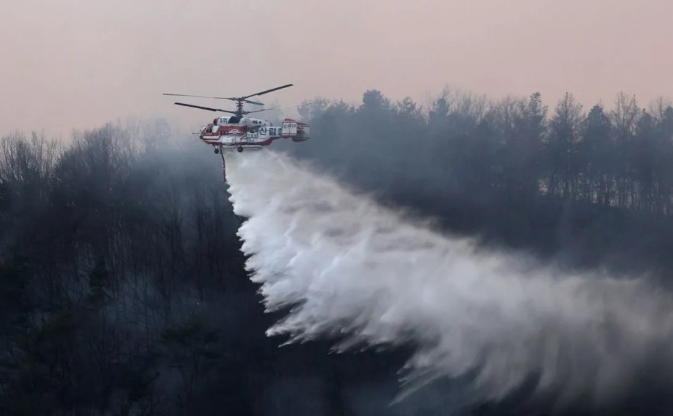 Otoritas Korsel kerahkan helikopter untuk padamkan kebakaran hutan di Sancheong