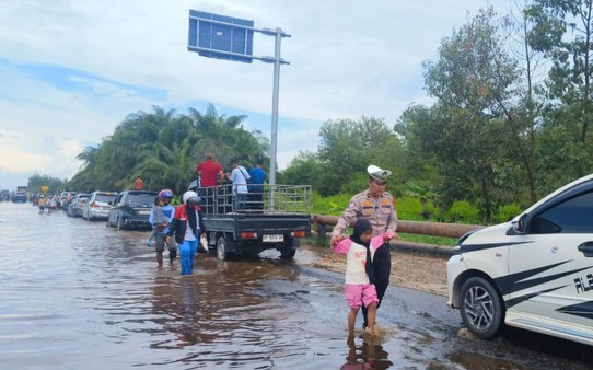 Polisi Siaga Jam Rawan Jalan Nasional Menuju Pelabuhan di Siak Banjir dan Rusak