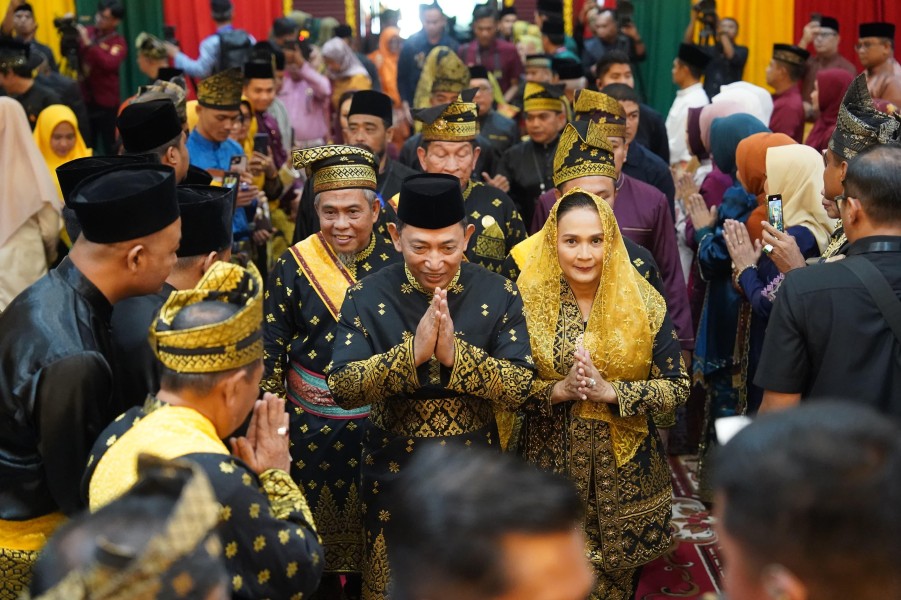 Kapolri Terima Anugerah Adat Ingatan Budi dari LAM Riau