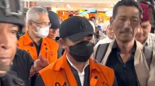 Babak Baru ‘Japrem’ PUPR Riau, Abdul Wahid Tiba di Pekanbaru Pakai Rompi Orange dan Dikawal Ketat