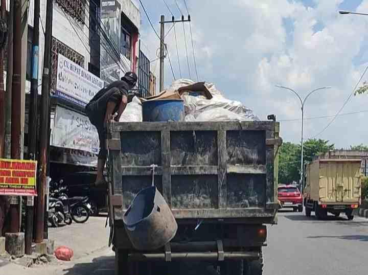 Truk Sampah di Pekanbaru Tetap Beroperasi Siang Hari Meski Jadwal Buang Sampah Malam