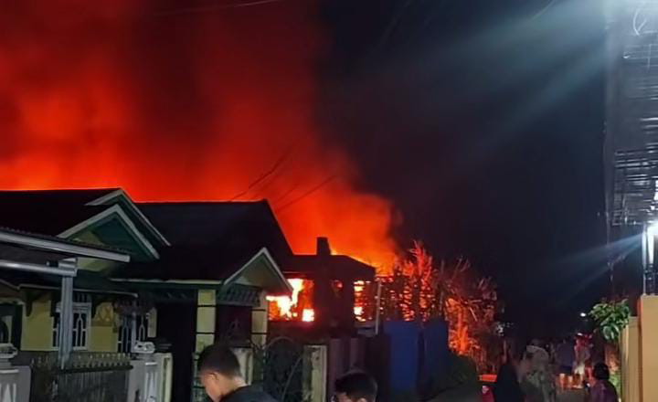 Kebakaran di Tembilahan Tewaskan Seorang Warga dan Ludeskan Tiga Rumah
