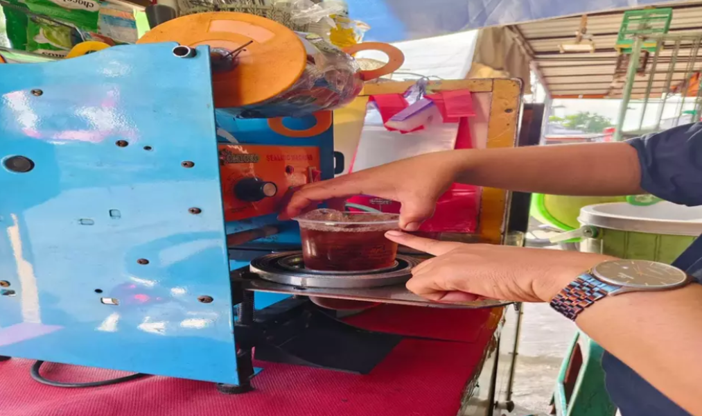 Saat Plastik Naik, Segelas Es Teh Manis Ikut Menyusut