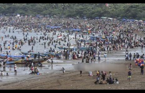 Pemkab Pangandaran Kerahkan ASN Bersihkan Sampah di Tempat Wisata