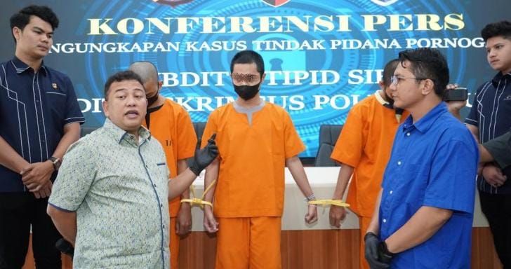 Tiga Pria Muda Ditangkap Polda Riau,Ungkap Sindikat Gay      