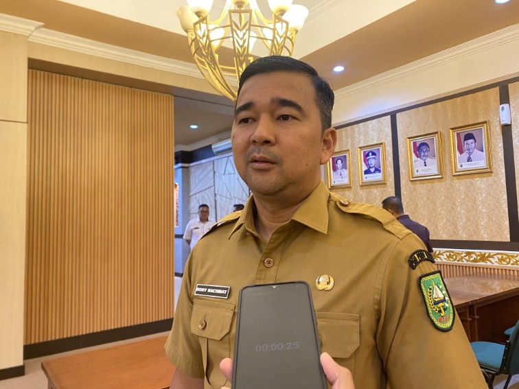 Pemprov Riau Dipusatkan di PTPN V, Peringatan May Day Diwarnai Penanaman Pohon