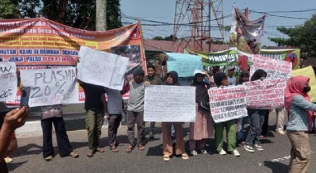 Ratusan Warga Geruduk Polda Riau Tuntut Penyelesaian Lahan Sawit