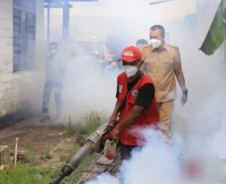 Kasus DBD di Wilayahnya Meningkat, Wabup Meranti Turun Langsung Lakukan Fogging