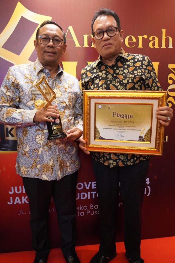 Pj Gubri Terima Anugerah KPI 2024 Kategori Pemerintah Daerah Provinsi Peduli Penyiaran