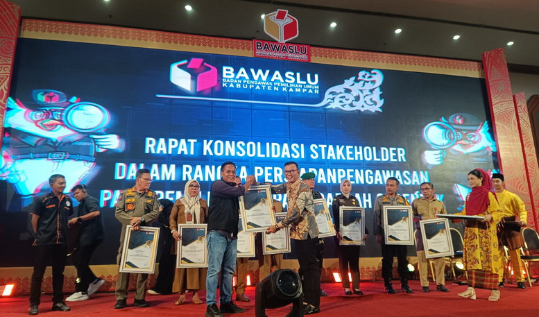 PWI Kampar Terima Penghargaan Dari Bawaslu