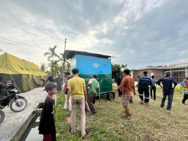 PCR Salurkan Bantuan Toilet Portable untuk Korban Banjir di Rumbai