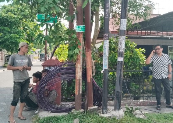 Diprotes Warga, Aidhil Berhentikan Pemasangan Tiang Kabel FO di Labuh Baru Timur
