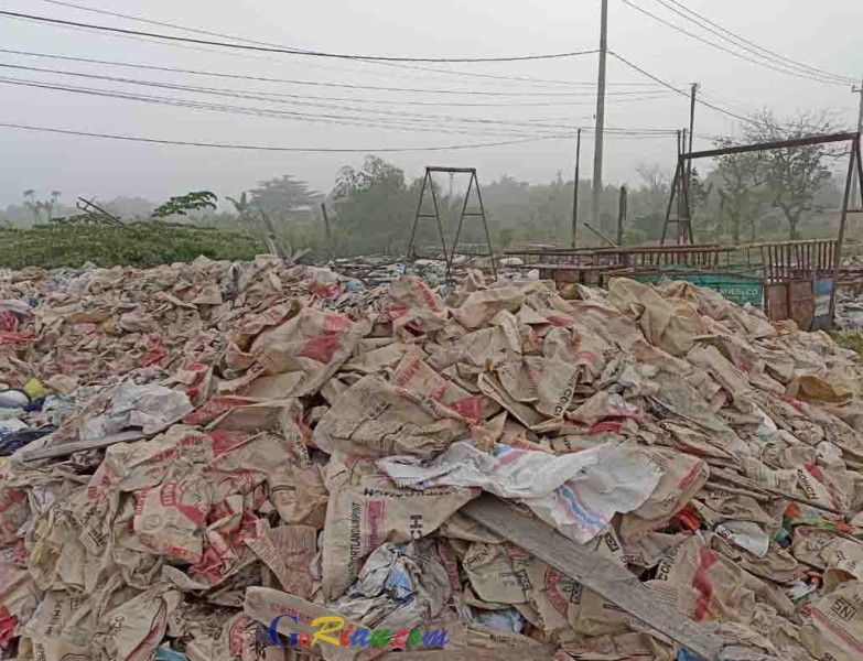 Tumpukan Sampah dan Barang Bekas Menggunung di Kubang Raya